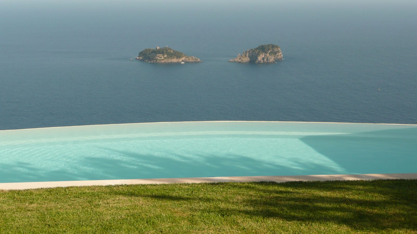 Piscina a sfioro con vista