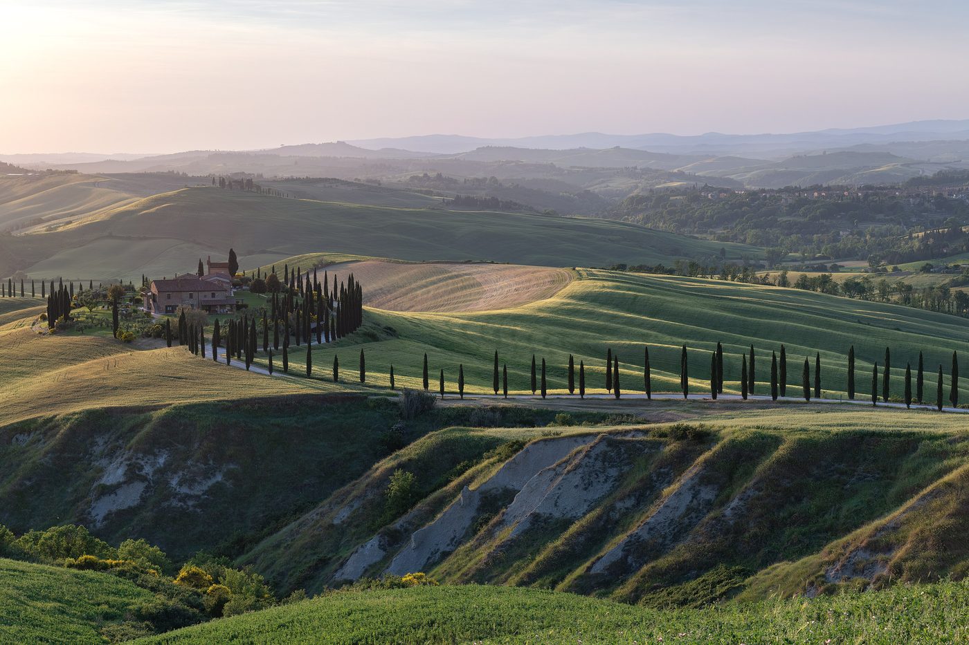 Colline con cipressi e casa coloniale